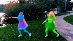 Танцуем с Фишей и Машуней под песню «Президент и Амазонки - А мы ему по морде чайником»