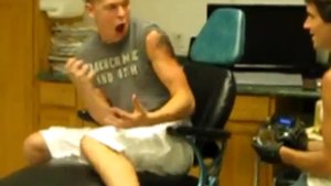 Парень боится делать тату