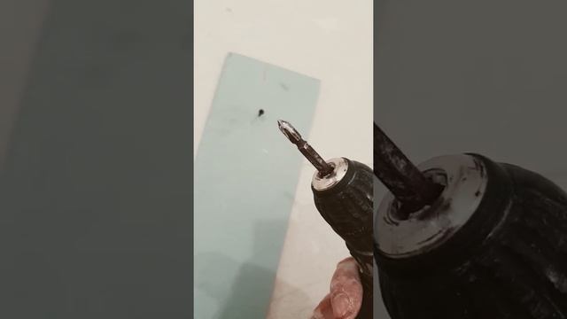 Как правильно и быстро закрутить саморез в гипсокартон? #shorts смотреть онлайн