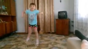 Маленькая девочка танцует танец под песню "Я ХОЧУ"
