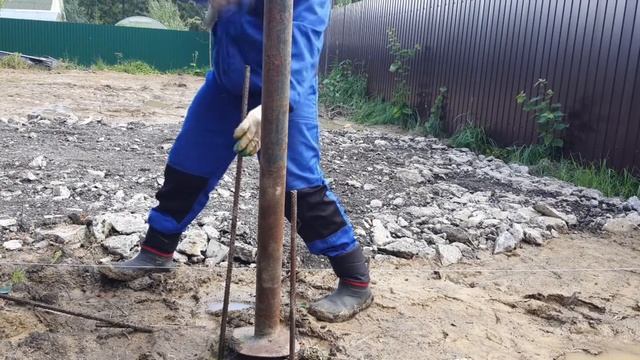 Как закрутить винтовые сваи одному.