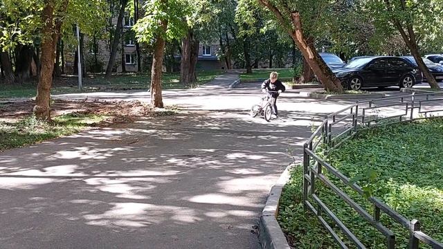 21 августа 2023 года. Ребёнок 6 лет на мопеде? трюк - трюк - трюк. Фишка. смотреть онлайн