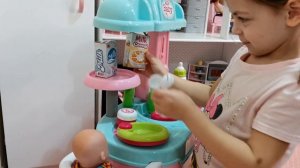Настя как мама. Настя распаковывает и играет в детский набор "Малыш"