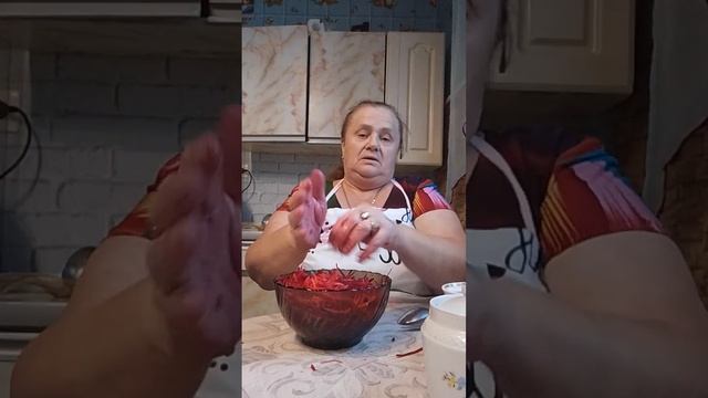 Делаем вкусный салат с сырой свеклы и моркови. смотреть онлайн