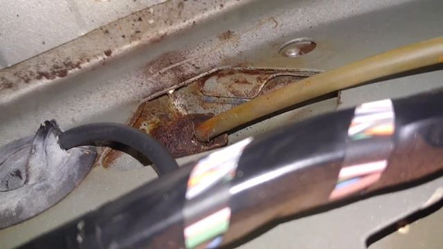 Замена троса ручника Меган 2 . Трудности. Как можно достать из салона . смотреть онлайн