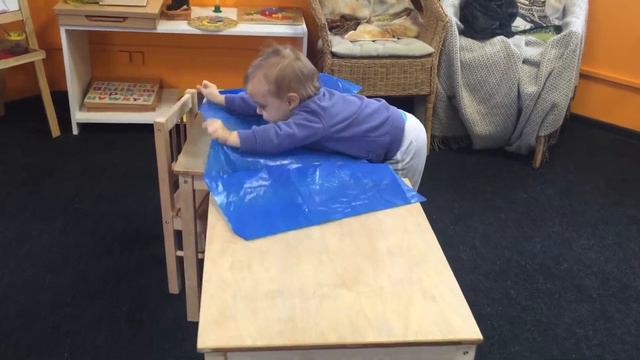 Подготовка стола для творчества. Мини детский сад Монтессори смотреть онлайн