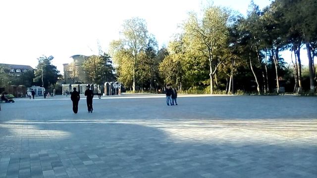 Анапа. Театральная площадь. Сцену у ДК Родина убрали, появились скамейки.