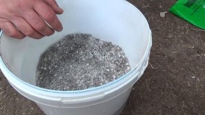 Готовлю минеральную добавку для кур несушек.