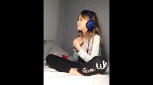 «Угадай песню в наушниках» моё первое видео )