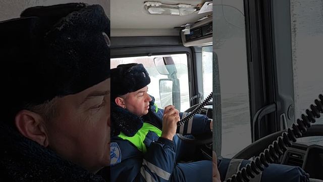 Сотрудники Госавтоинспекции призывают водителей осуществить стоянку до прекращения снегопада