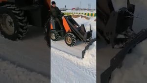 Работа мини погрузчика с отвалом