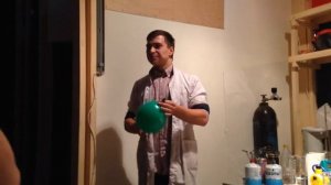 Ведущий дышит гексафторидом серы