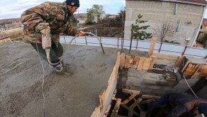 29 Хутор Красный. Анапа. Монолитная плита перекрытия (часть 4). Вибрируем бетон.