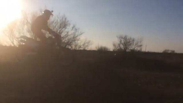 Suzuki Djebel 250 прыгает))) смотреть онлайн