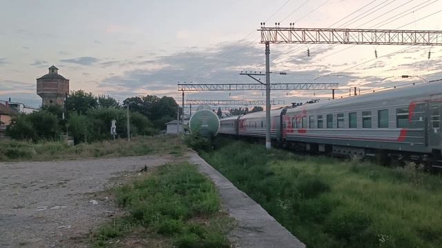 Электровоз ЭП1П-053 отправляется со ст Докшукино пассажирским поездом №361 Нальчик-Мин-Воды-Москва смотреть онлайн