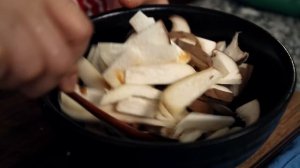 Bulgogi stew in an earthenware pot (Ttukbaegi-bulgogi: 뚝배기불고기)