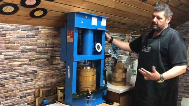 Отжим сыродавленного конопляного масла на дубовом прессе.