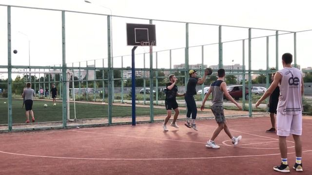 Баскетболист ПРИТВОРИЛСЯ Ботаном на Баскетболе | Basketball Prank