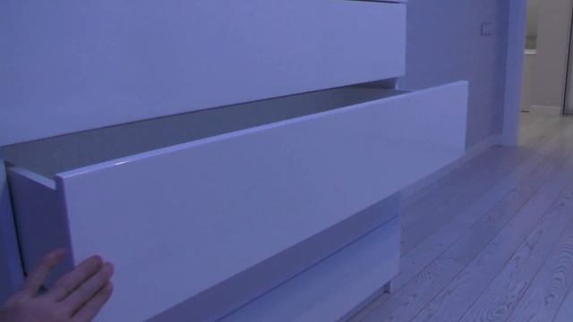 Комоды для вещей с выдвижными ящиками в спальню. МДФ белый глянец. Фурнитура Блюм. Тумбы Киев.