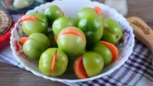 Зеленые помидоры фаршированные морковью на зиму