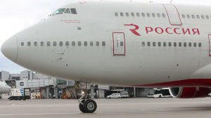 Посмотрите, какой огромный самолёт Boeing 747 в аэропорту Шереметьево