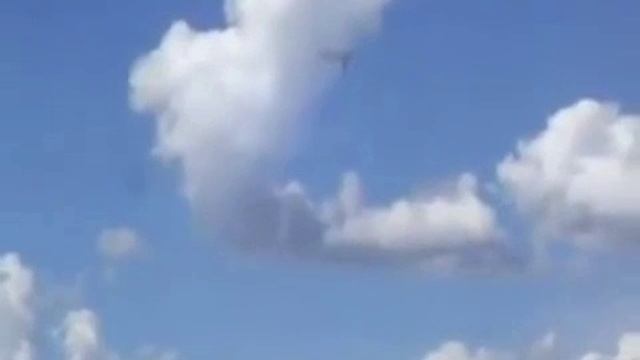 Огромный неопознанный объект прячется за облаком. смотреть онлайн