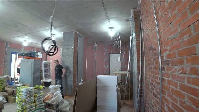 ДЕМОНТАЖ ШТУКАТУРКИ ОТ ЗАСТРОЙЩИКА | Как будем исправлять откосы на окнах? смотреть онлайн