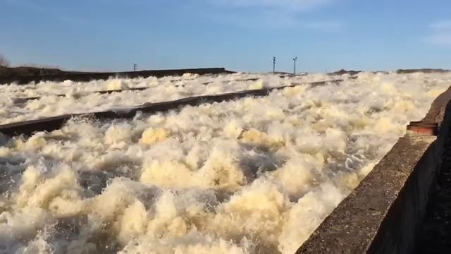 Слив воды водохранилище Нугуш смотреть онлайн