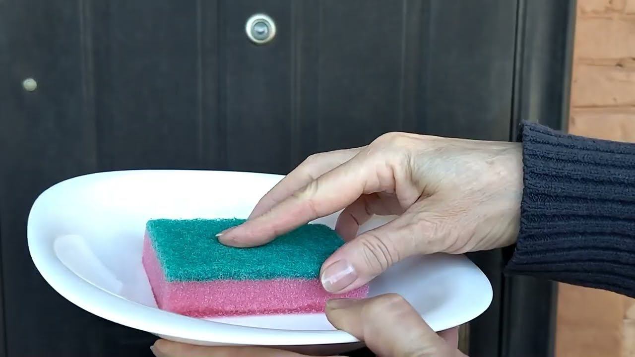 Как за 3 минуты и 3 рубля обновить старую металлическую  дверь смотреть онлайн