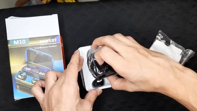 Unboxing M10 TWS Wireless Airbuds By WestBD смотреть онлайн