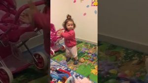 Ребенок в 1 год и 3 месяца танцует