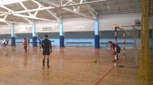 "Разогрев" вратаря перед игрой. Футзал.