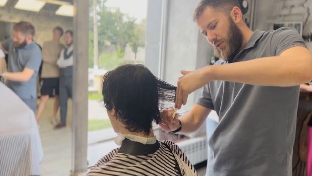 Мужская стрижка на кудрявых волосах. Мастер-класс от Олега Афанасьева смотреть онлайн