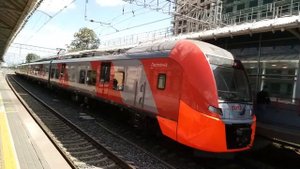 Поезд ЭС2Г Ласточка прибывает и отправляется со станции Ботанический сад МЦК
