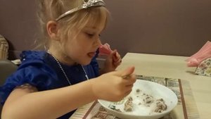 Готовим дома, ребенок ест. Рисовая лапша с огурцом и телятиной.