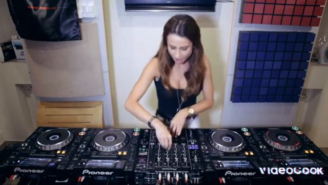Девушка диджей танцует и играет смотреть онлайн