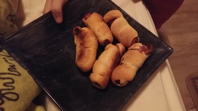 Девочка готовит сосиски в тесте смотреть онлайн