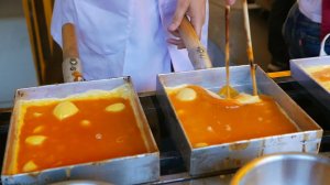 Tamagoyaki - это тип японского омлета, который производится путем скручивания нескольких слоев.