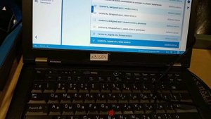 На панели приборов горит значок (ABS)