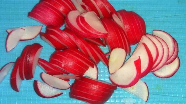 Салат с редиской, зелёным луком и яйцом