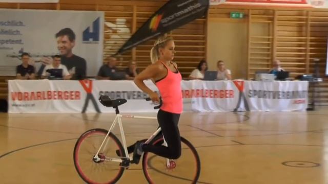 Девушка на велосипеде, феноменальные трюки. смотреть онлайн