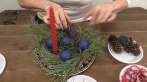 Новогодняя композиция - экибана  из веток сосны, игрушек и шишек.