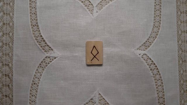 Гадание онлайн на одной руне. смотреть онлайн