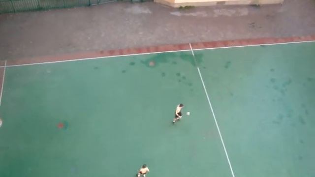 мальчики играют в футбик:) смотреть онлайн