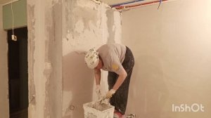 Как набрасывать штукатурку на стену