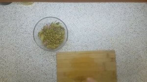 Салат с копчёной колбасой ,огурцом,яйцом и горошком ?