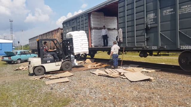 Разгрузка крытого вагона с уровня земли. смотреть онлайн