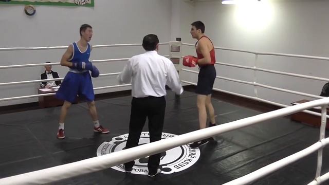 Корявый боксер против разрядника смотреть онлайн