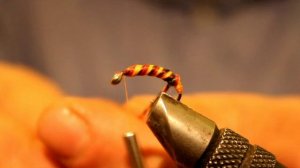Мушка на хариуса ручейник из шнурков