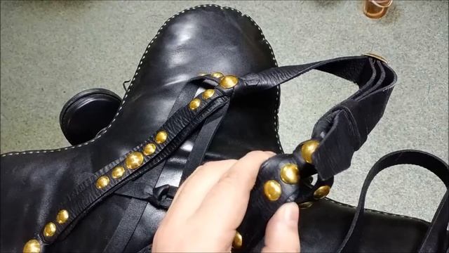 Черкесское (Кабардинское) седло для лошади с большой подушкой и сбруей, украшенной латунным набором смотреть онлайн